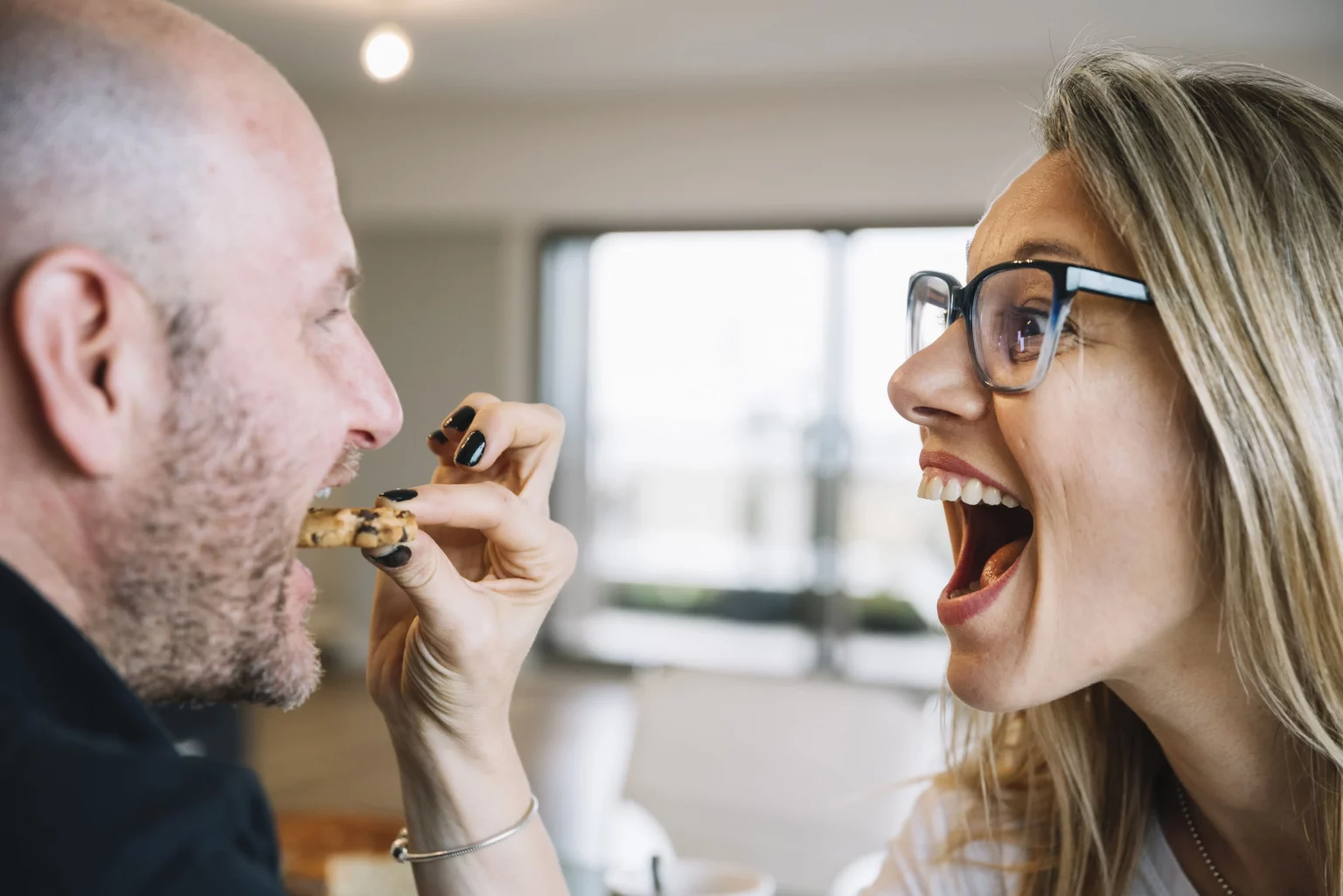 Qué comer tras colocarte un implante dental en valencia para que cicatrice bien amedent