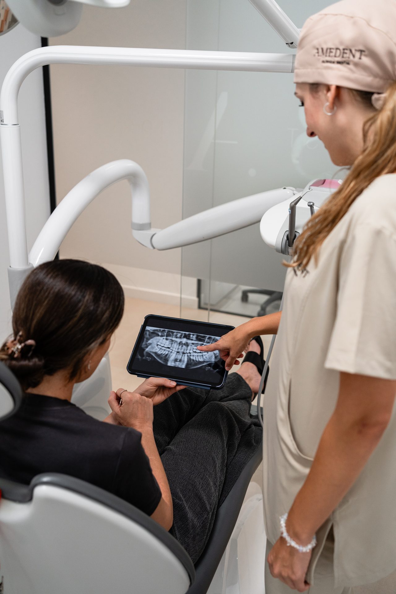 Doctora mostrando a una paciente su radiografía en una tableta