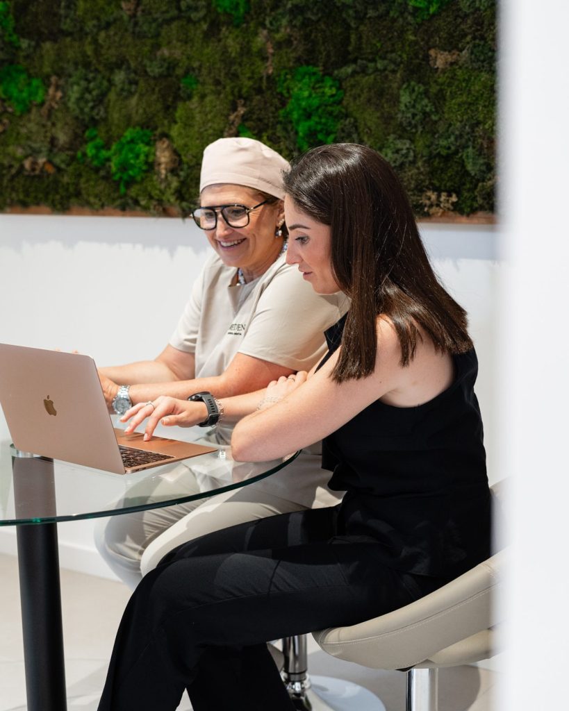 Doctora revisando el plan de tratamiento con una paciente