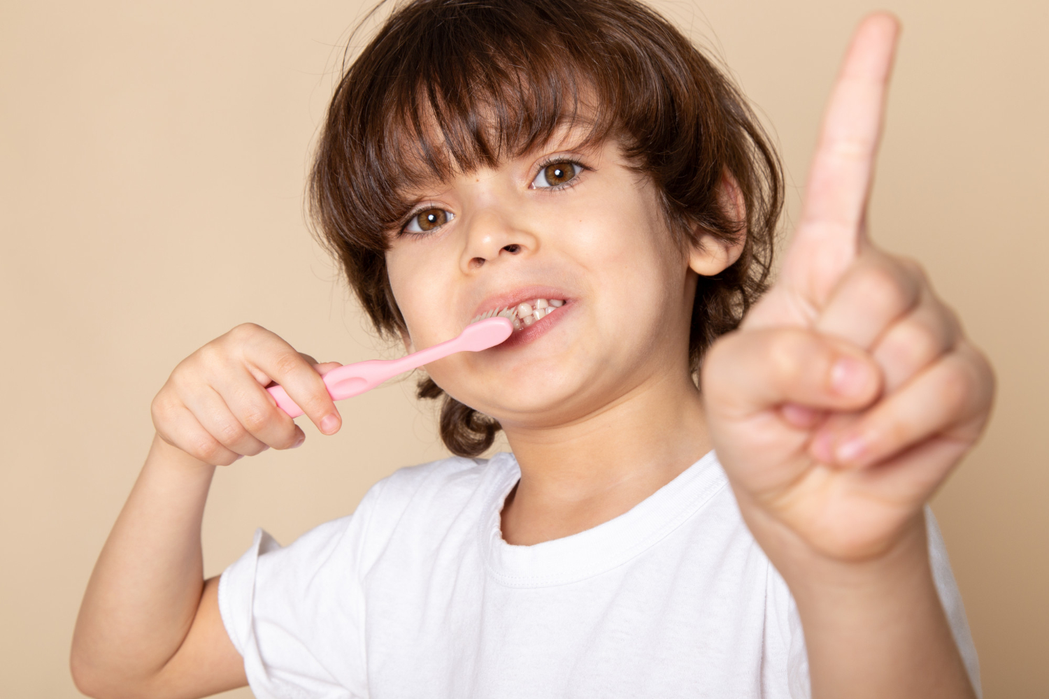 Amedent - Clínica Dental en Valencia|¡Cuidado! Las caries en los dientes de leche pueden afectar la salud bucal de por vida