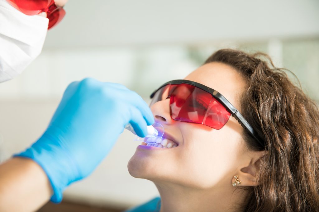 Amedent - Clínica Dental en Valencia|Descubre la verdad acerca de los tratamientos blanqueadores de dientes